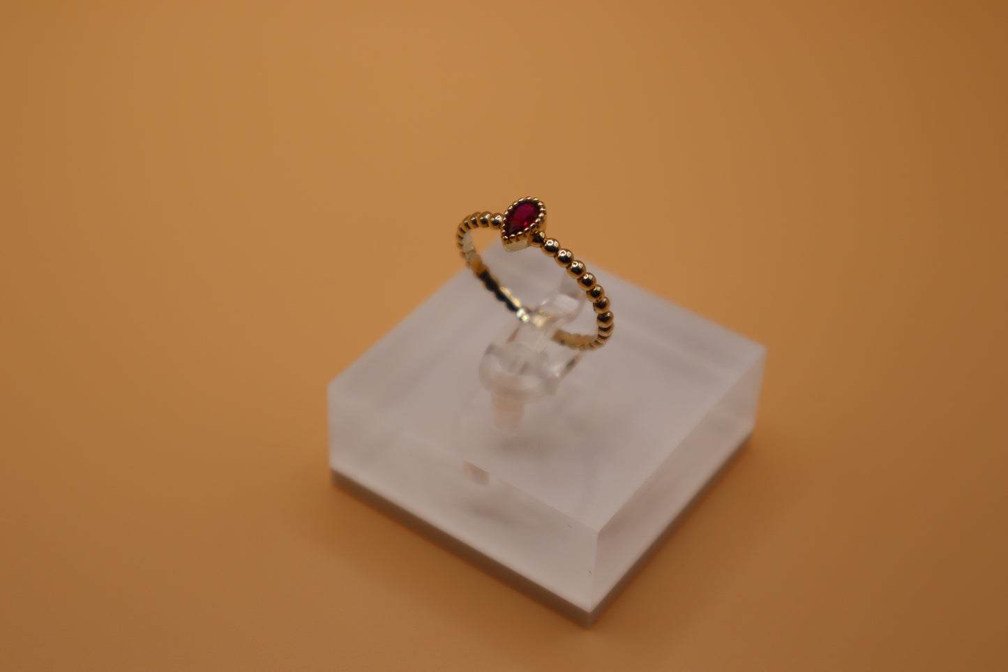 Anillo almendrado con piedra rosa en 14k