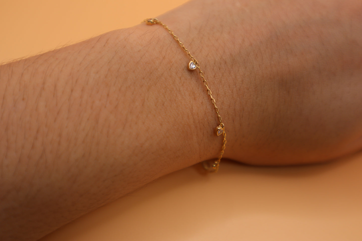 Pulsera de corazones colgando 14k