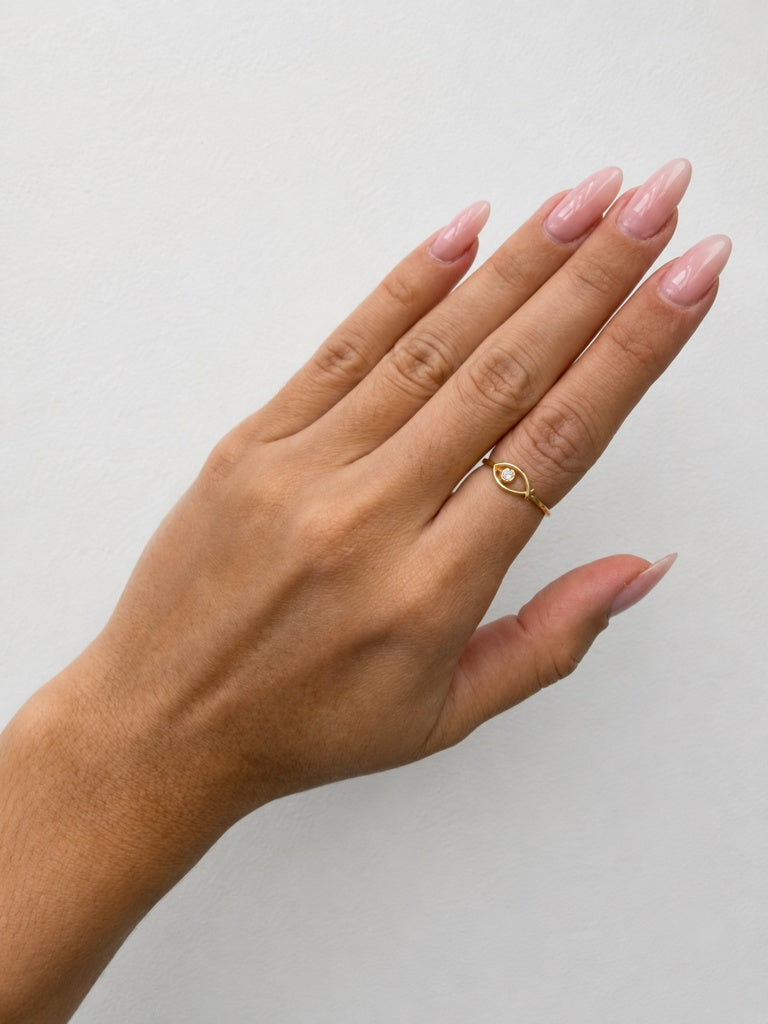 anillo  de pez con una circonia 14k