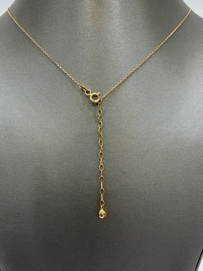 cadena con perlas blancas y corazones colgantes